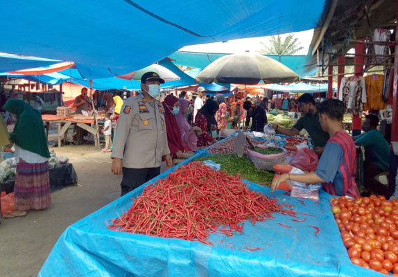 Sambangi Pasar, Polsek Bandar Sei Kijang Ingatkan Warga Patuhi Protokol Kesehatan