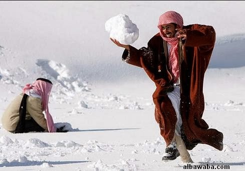 Lucunya Orang Arab Bermain Salju di Gurun