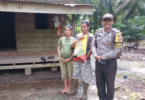 Kegiatan Sosial, Polsek Siak Kecil Bantu Warga Kurang Mampu di Desa Bandar Jaya