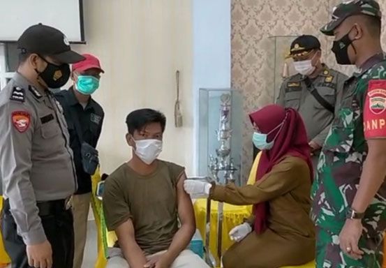 Dukung Program Avatar Polres Pelalawan, Polsek Ukui Blusukan ke Pasar Ajak Warga Vaksinasi