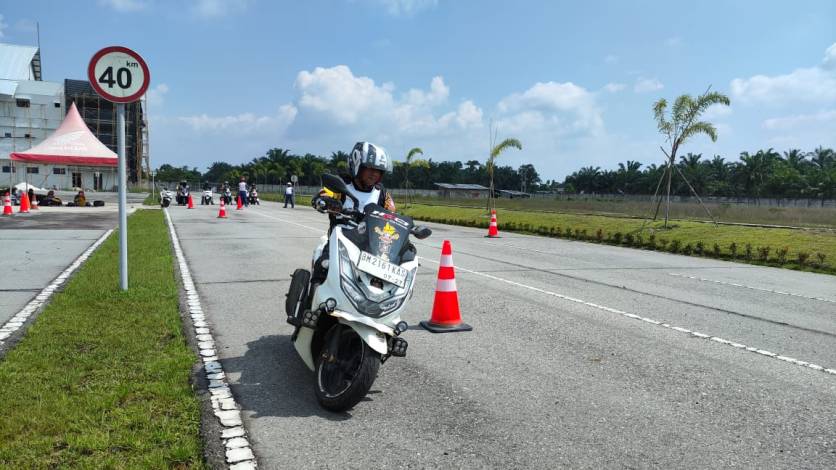 Komunitas PCX Antusias Ikuti Training Safety Riding