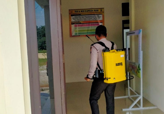 Kantor Polsubsektor Pelalawan Lakukan Penyemprotan Disinfektan