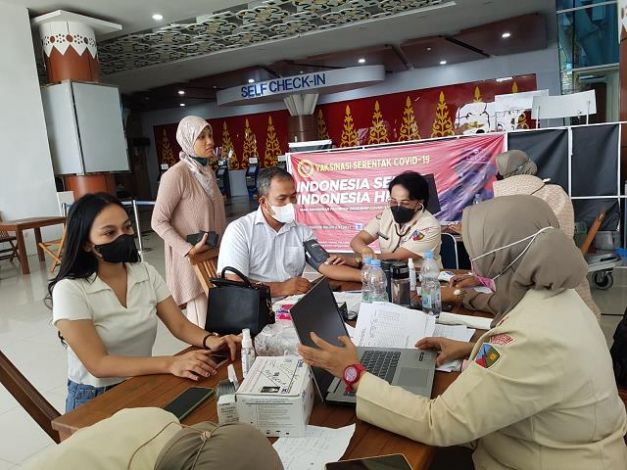 Permudah Masyarakat, Binda Riau Gelar Vaksinasi di Bandara SSK II Pekanbaru