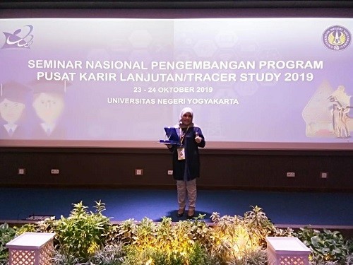 PCR Best Presenter pada Seminar Pengembangan Program Pusat Karir di Yogyakarta