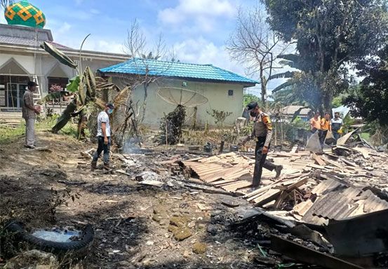 Polsek Pangkalan Kuras Lakukan Olah TKP Kebakaran Rumah di Desa Harapan Jaya