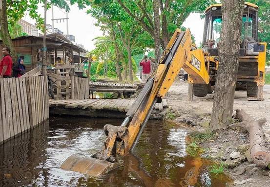 Cegah Banjir, Dinas PUPR Normalisasi Drainase Jalan Riau