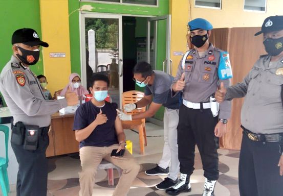 Polisi Kembali Kawal Vaksinasi di Puskesmas Kecamatan Pangkalan Lesung