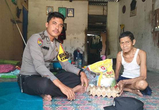 Kakek Syafii Bersyukur Dapat Bantuan Sembako Dari Polsek Bukit Batu