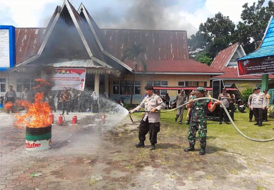 Polsek Kandis Gelar Simulasi Kebakaran Dalam Rangka Cooling System Pemilu Damai 2024