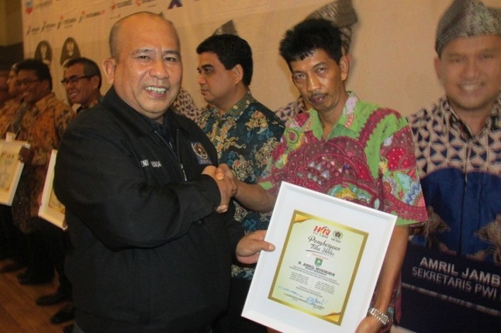 Johansyah Wakili Bupati Terima Penghargaan dari PWI