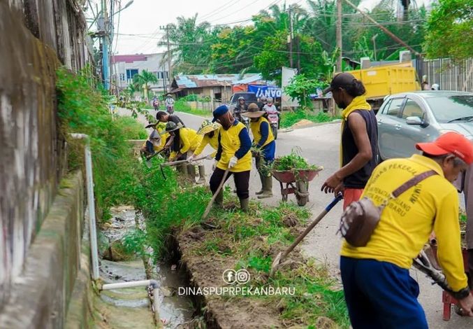 Dinas PUPR Pekanbaru Terjunkan Pasukan Kuning Membersihkan Drainase di Jalan Bakti