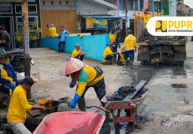 Superteam Pasukan Kuning Bersihkan Drainase Jalan Ahmad Dahlan untuk Cegah Banjir