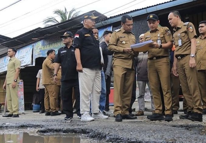 Usai Meninjau Jalan Rusak, Pj Wali Kota Pekanbaru Pastikan Perbaiki Secara Bertahap