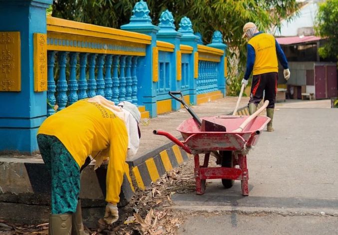Pasukan Kuning PUPR Pekanbaru Bersihkan Drainase di Jalan Akasia hingga Sungai Bata