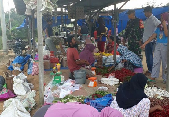 Pantau Harga Sembako, Babinsa Koramil 16/Tapung Turun ke Pasar Tradisional