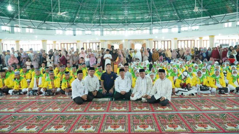 Lepas Keberangkatan 281 Jemaah Calon Haji, Bupati Rohil Titipkan Doa
