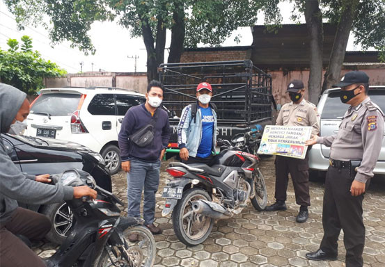 Polisi di Bandar Sei Kijang Pantau Penerapan Prokes Masyarakat