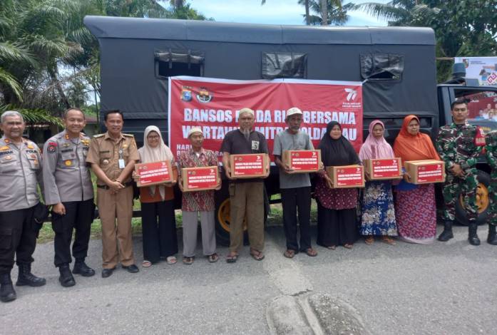 HUT ke-77 Bhayangkara, Wartawan Bersama Polda Riau Bagikan 100 Paket Sembako ke Masyarakat