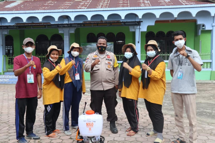 Mahasiswa Kukerta Unri di Desa Pulau Terap Kampar Lakukan Penyemprot Disinfektan