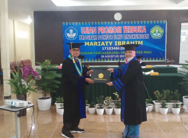 Dengan Hasil Memuaskan, Mariaty Ibrahim Raih Gelar Doktor dari Universitas Riau