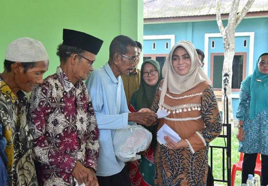 Ketua TP PKK Riau Salurkan Bantuan Sembako Pada Warga Desa Sekodi Bengkalis