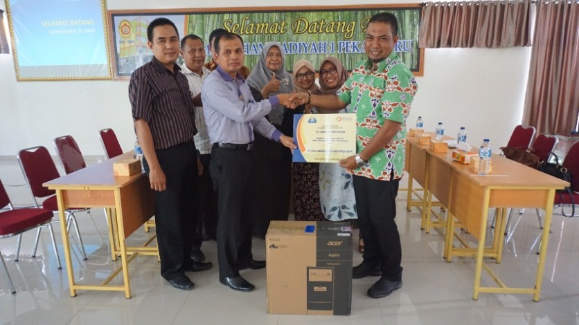 SMK Muhammadiyah Pekanbaru Terima 5 Unit Komputer dari PT RAPP