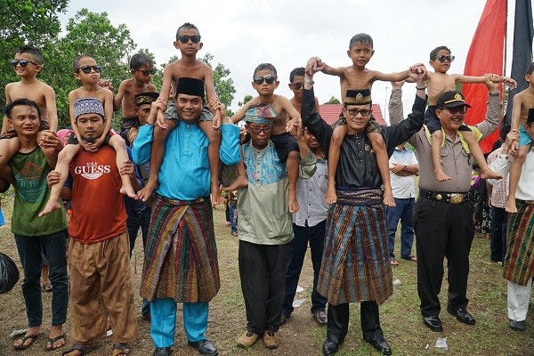 Berbalut Budaya Melayu, Puluhan Anak di Pangkalan Kerinci Ikuti Sunatan Massal