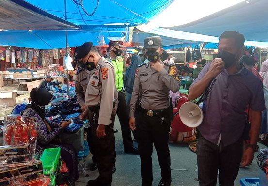 Polsek Pangkalan Kuras Patroli di Pasar, Cek Warga yang Belum Divaksin