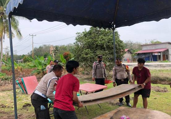 Polsek Rupat Utara Bantu Persiapan Pesta Nikah Warga di Desa Kadur