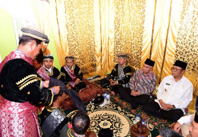 Galeri Foto: Gubernur Riau Hadiri Penobatan Datuok Bijoanso di Tambang
