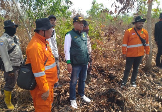 Regu Pemadam DLHK Riau Berjibaku Padamkan Karhutla di Tengah Ancaman Covid-19
