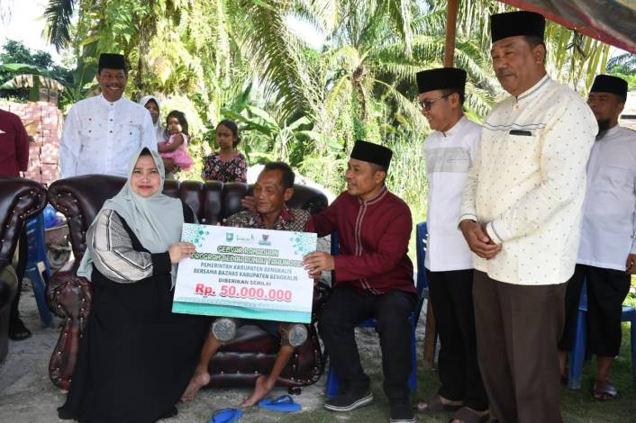 Bupati Kasmarni Apresiasi Program Bedah Rumah, Satu Rumah Satu Kecamatan, Bantuan Baznas Bengkalis