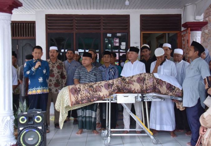 Kampar Berduka, Pj Bupati Melayat ke Rumah Tokoh Pendidikan Kampar H Amirullah Harun