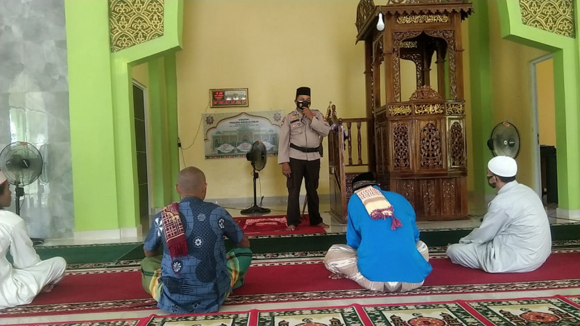 Bhabinkamtibmas Polsek Kerumutan Ingatkan Jemaah Masjid Al Ikhlas Terapkan Prokes