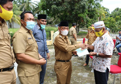 Bupati Harris Serahkan Sertifikat Tanah Kepada Masyarakat di Kecamatan Langgam