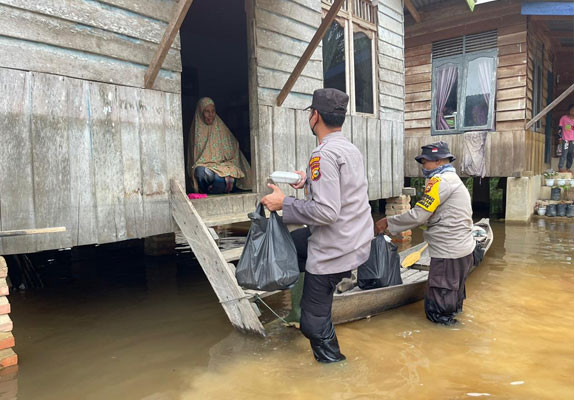 Jumat Barokah, Polsek Langgam Sambangi dan Bantu Warga Terdampak Banjir