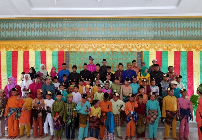 Bernuansa Adat Melayu, Puluhan Anak di Pelalawan Ikuti Sunatan Massal