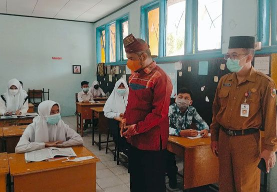 Pastikan Protokol Kesehatan Dijalankan, Ketua DPRD Pekanbaru Tinjau Proses Belajar Tatap Muka