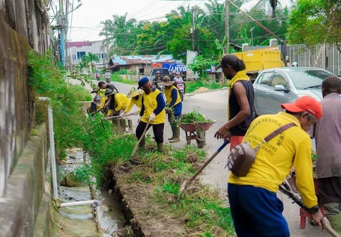 Pemko Pekanbaru Normalisasi Drainase di Jalan Karya Bakti