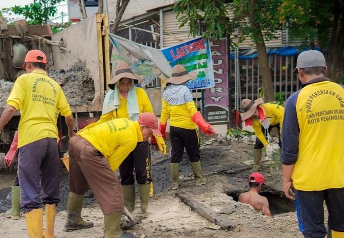 Pasukan Kuning Berupaya Cegah Banjir Akibat Drainase Tersumbat di Jalan Dharma Bakti
