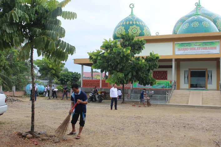 Warga Binaan Lapas Pasirpengeraian Bersih-bersih Masjid