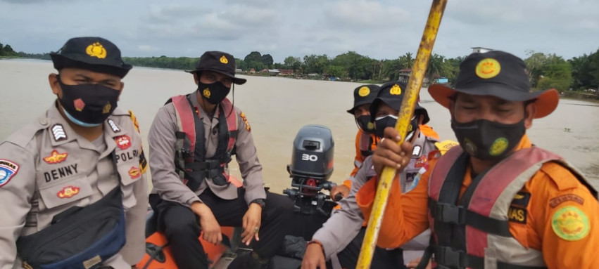 Polsubsektor Pelalawan Bersama Tim Terus Lakukan Pencarian Warga yang Tenggelam di Sungai Kampar