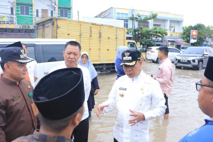 Pj Walikota Tinjau Banjir di Kawasan Sigunggung, Temukan Banyak Parit Putus