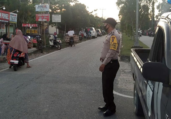 Personel Polsek Bunut Lakukan Pengaman Lalin di Jalan Lintas Bono Jelang Buka Puasa