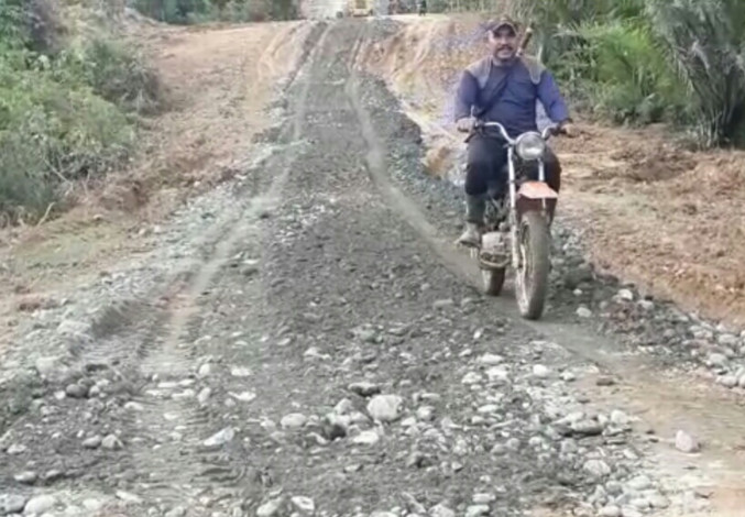 Warga Desa Lango Senang Jalan yang Dibangun Satgas TMMD Ke-108 Rampung dan Aman Dilewati