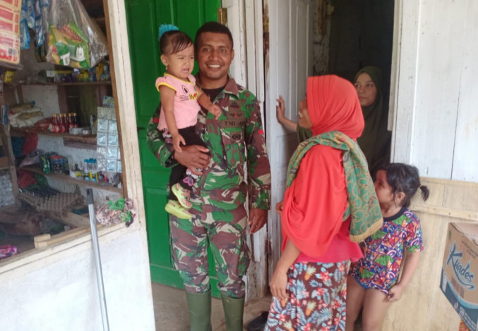 Warga Desa Lango Sedih akan Berpisah dengan TNI Usai TMMD, Ibu Misriani: Sering-sering Berkunjung ke Sini Pak Tentara