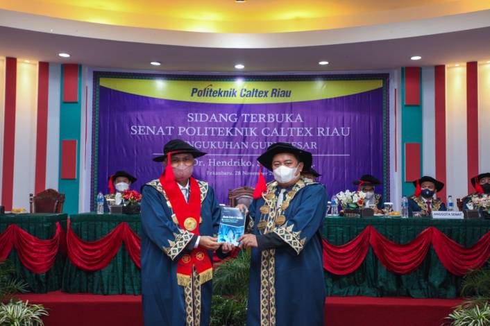 Hendriko Dikukuhkan sebagai Guru Besar Pertama di Politeknik Caltex Riau