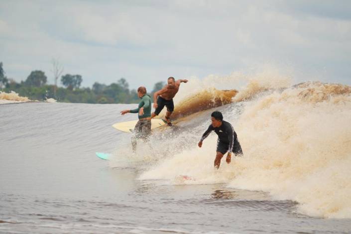 Peselancar dari Jepang dan Bali Mulai Datang Menaklukkan Ombak Bono