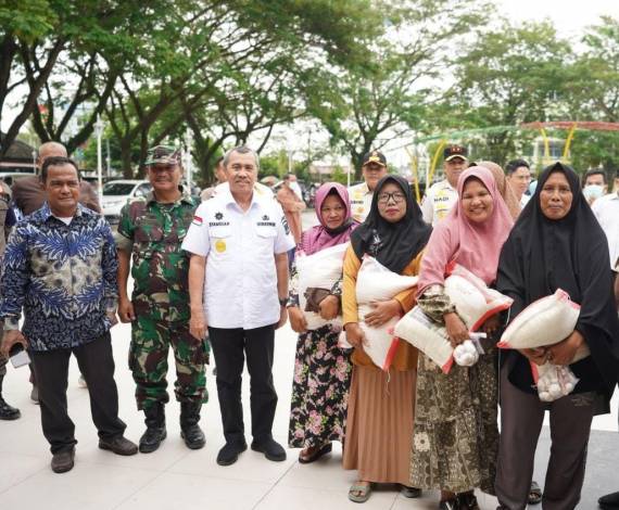 Operasi Pasar Murah Pemprov Riau di Siak Diserbu Emak-emak 
