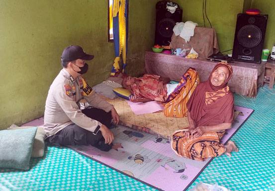 Polsek Siak Kecil Serahkan Bantuan Sembako untuk Warga Lansia di Desa Sumber Jaya